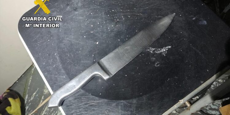 Cuchillo con el que presuntamente el detenido atacó a los residentes de una vivienda en Santa Eulària este lunes de madrugada. Foto: Guardia Civil