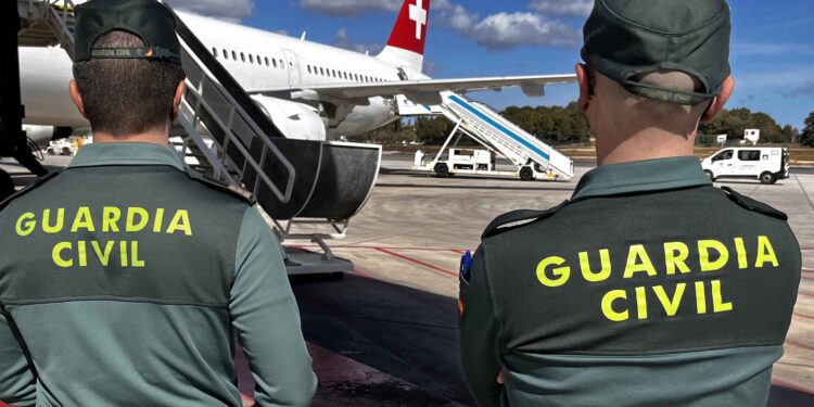 Los guardias civiles la detuvieron a pie de escalerilla del avión en Ibiza.