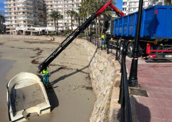 Retirada de la patera varada en la playa de Santa Eulària