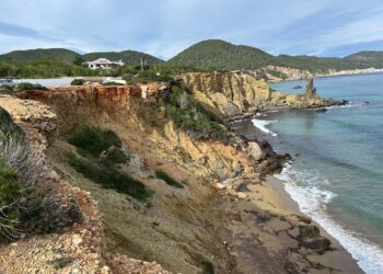 Acantilados de la zona de Es Figueral, en Santa Eulària.