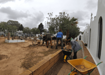 El equipo de arqueología y antropología de la UTE Aranzadi-Atics ha empezado este lunes las excavaciones en el cementerio nuevo de Sant Francesc en Formentera.