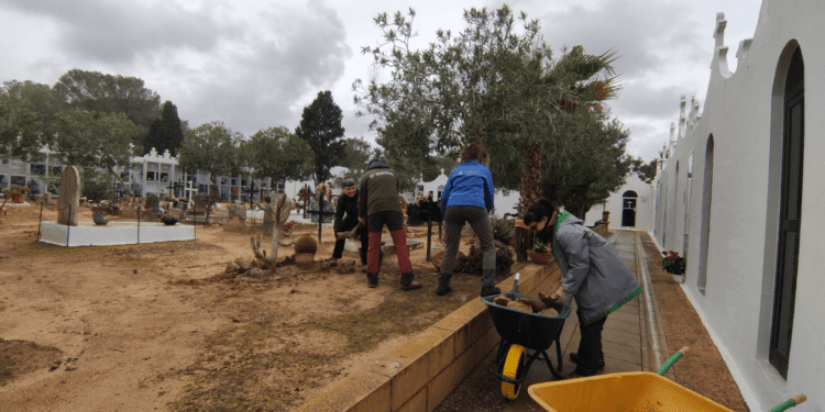El equipo de arqueología y antropología de la UTE Aranzadi-Atics ha empezado este lunes las excavaciones en el cementerio nuevo de Sant Francesc en Formentera.