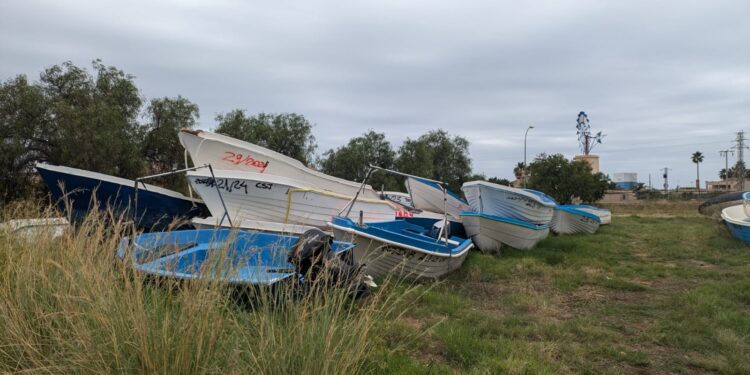 Algunas pateras retiradas de diferentes puntos de la costa en 2025.