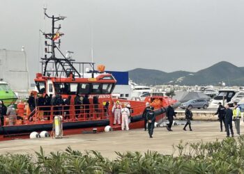Un barco de Salvamento Marítimo con migrantes rescatados ayer sábado en la costa de Formentera. Fotografías Noudiari.es