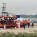 Un barco de Salvamento Marítimo con migrantes rescatados hoy sábado en la costa de Formentera. Fotografías Noudiari.es