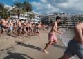 Primer baño del año en la playa de ses Figueretes de Ibiza, en imágenes compartidas por el Ayuntamiento de Ibiza.