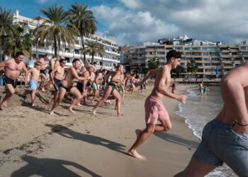 Primer baño del año en la playa de ses Figueretes de Ibiza, en imágenes compartidas por el Ayuntamiento de Ibiza.