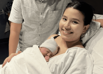 Fotografía del primer bebé de Baleares. Olivia Sánchez Salazar con sus padres en el Hospital Son Espases.