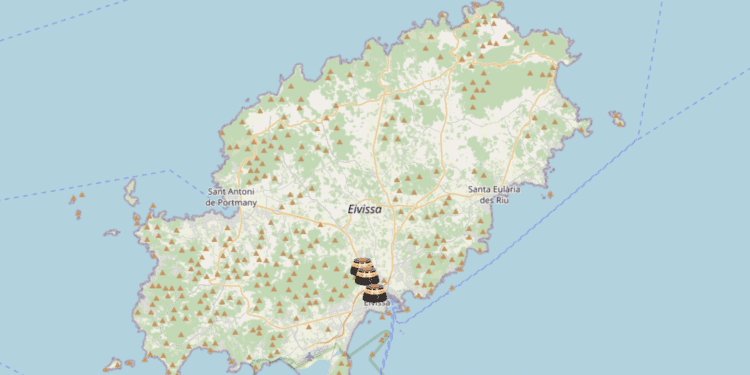 A última hora de la tarde de ayer ya había tres balizas localizables en el mapa en Ibiza, concretamente en la carretera de Sant Antoni. Imagen de https://mapabalizasv16.es/#mapa