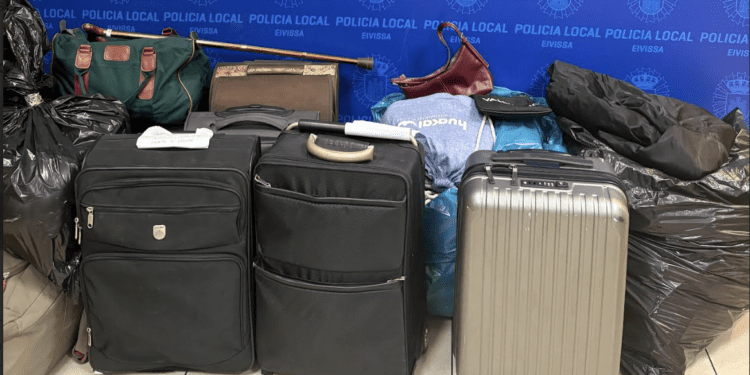 Algunos de los objetos perdidos y entregados a Cáritas.