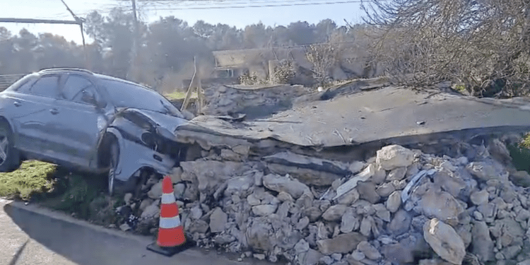 El vehículo y los restos de la caseta agrícola que ha derribado por el impacto, y que se encuentra en la carretera entre Sant Rafel y Santa Agnès. Ha tenido que ser retirado por una grúa de Grúas Ibiza.