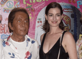 Valentino y Anne Hathaway, en la fiesta Flower Power VIP by Carlos Martorell de 2015.