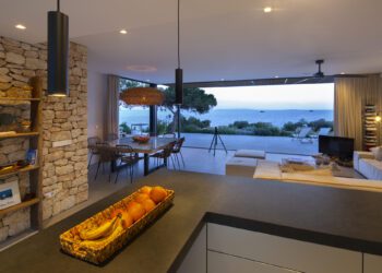 Casa Es Lladó propiedad de Miguel Lainz en Roca Llisa.
Arquitecto: Víctor Beltrán. Fotografía de Joan Costa para el libro 'Casas singulares de Ibiza y Formentera'.  © JOAN COSTA