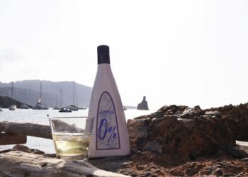 La botella de esta nueva apuesta de la familia Marí Mayans evoca la tradicional.