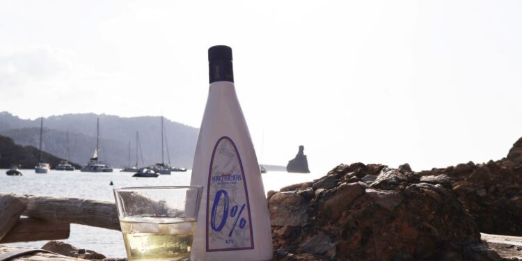 La botella de esta nueva apuesta de la familia Marí Mayans evoca la tradicional.