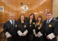 En la imagen aparecen los cinco nuevos jueces, de izquierda a derecha ellos son: Javier Hernando, Eva María Gascón, Victoria Amalia Picatoste, Idoya Fernández y Prudencio Cándido Moreno.