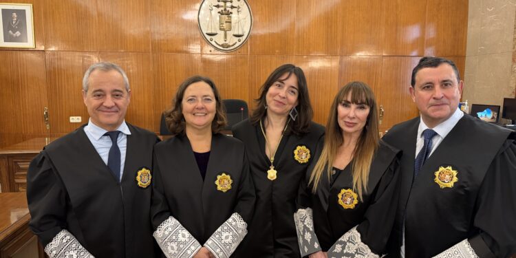En la imagen aparecen los cinco nuevos jueces, de izquierda a derecha ellos son: Javier Hernando, Eva María Gascón, Victoria Amalia Picatoste, Idoya Fernández y Prudencio Cándido Moreno.