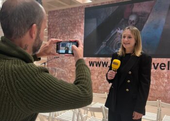 La alcaldesa, Tania Marí, durante una de las entrevistas con los medios en Fitur.