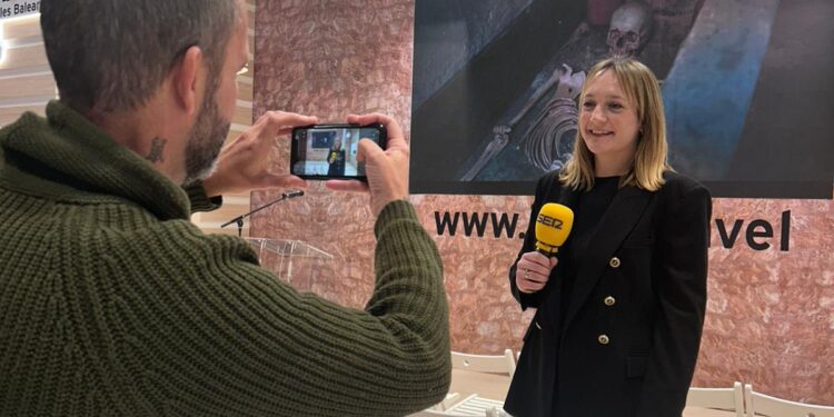 La alcaldesa, Tania Marí, durante una de las entrevistas con los medios en Fitur.