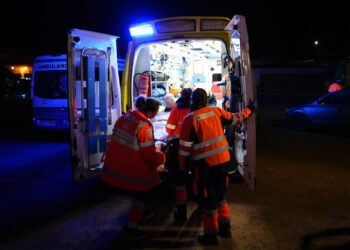 Una de las ambulancias que ha socorrido heridos del accidente.