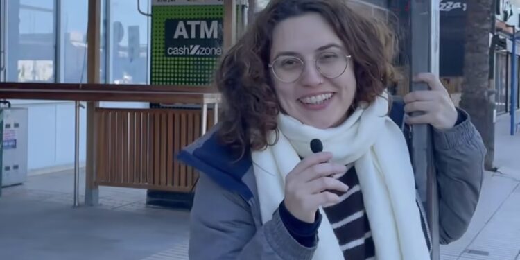 La cómica Irene Francolí hace una punzante crítica al modelo turístico de Ibiza en su último vídeo en redes. Crédito @ifrancoli