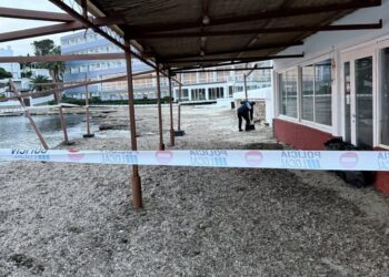 Bar Flotante de Talamanca, precintado por la Policía Local de Ibiza.