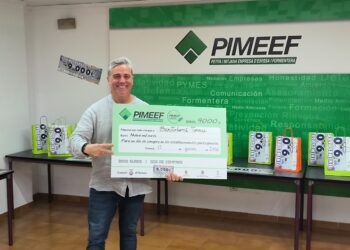 Bartolomé Torres muestra su cheque por valor de 9.000 euros en compras.