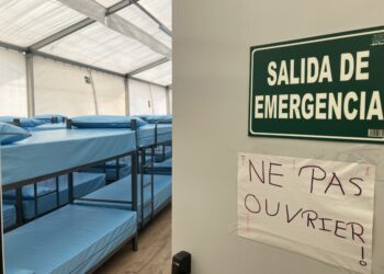Imagen del interior de los nuevos módulos de tránsito para personas migrantes llegadas por mar. Foto: Noudiari