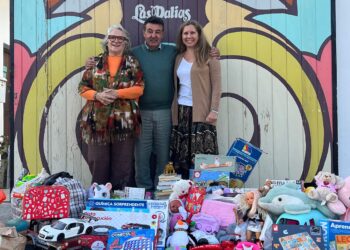 Alba Pau, Juanito Marí y Marisina Marí con los juguetes entregados y donados por Las Dalias a la Fundación Conciencia.