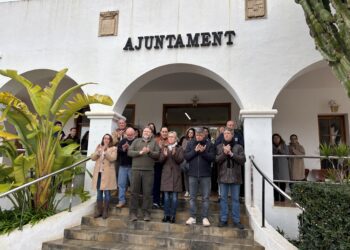Minuto de silencio en el Ayuntamiendo de Sant Josep por las víctimas de Adamuz.
