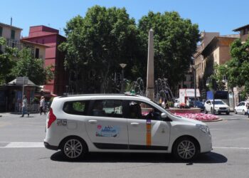 Un taxi por Palma de Mallorca, en una imagen de archivo. Foto Antekbojar