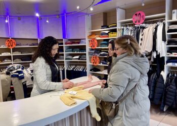 Pepita Tur, de la tienda Mimitos, atiende a Pepi e Irene durante la mañana del primer día de rebajas. Foto: Noudiari
