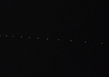 Satélites Starlink surcando el cielo de Ibiza hoy miércoles 7 de  enero. Foto de Noudiari.es