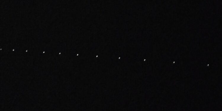 Satélites Starlink surcando el cielo de Ibiza hoy miércoles 7 de enero. Foto de Noudiari.es