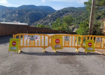Señalización por desprendimientos en la carretera de Es Cubells a Cala Llentrisca.