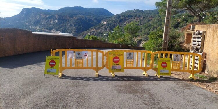 Señalización por desprendimientos en la carretera de Es Cubells a Cala Llentrisca.