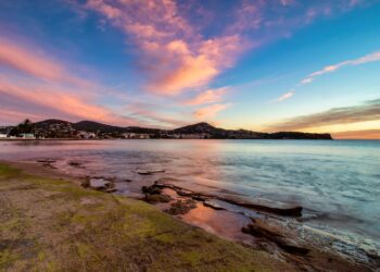 Aspecto de la playa de Talamanca bajo el efecto de las 'minves de gener'. Fotos: Paco Natera