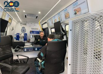 La Unidad de Documentación Móvil de la Policía permite tramitar DNIs y pasaportes. Imagen cedida por la PN