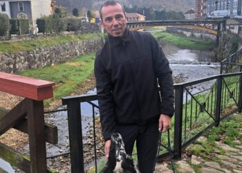 Vicent Torres Roig con su perro 'Loki'