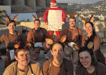 Los renos de Eiviatletisme Club Esportiu posan una vez llegados a lo alto de Dalt Vila.