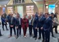 La comitiva ibicenca en Fitur junto a la presidenta del Govern, Marga Prohens.
