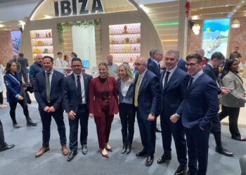 La comitiva ibicenca en Fitur junto a la presidenta del Govern, Marga Prohens.