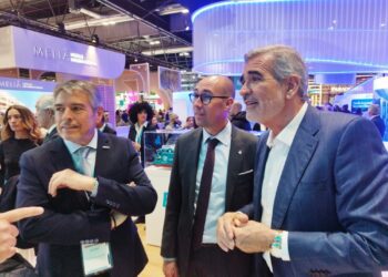 Joan Serra, delegado de Baleària en Illes Balears, a la izquierda de la imagen junto a Óscar Portas, presidente del Consell de Formentera y Adolfo Utor, presidente de Baleària, en Fitur. Foto Noudiari.es