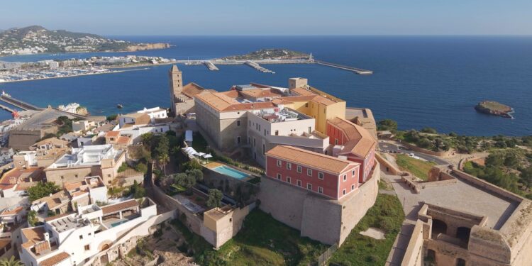 Impresionante vista aérea del Parador de Ibiza, ya finalizado y a punto de abrir puertas.