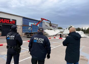 El concejal de Ibiza, Jordi Grivé, observa la retirada de las planchas, acompañado por dos policías locales.