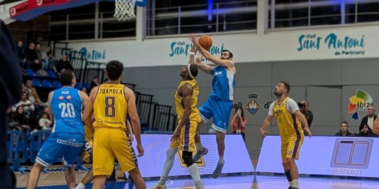 Un instante del encuentro de hoy en pabellón de Sa Pedrera.