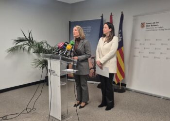 La consellera de Trabajo, Función Pública y Diálogo Social, Catalina Cabrer, y la directora general de Conciliación y de Igualdad en el Ámbito Laboral, Margalida Darder. Foto: Govern