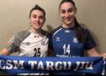 Con esta imagen ha presentado el CSM Targu jiu a Paulina Pérez (izquierda) y su compañera de equipo, Aitana Santos (derecha).