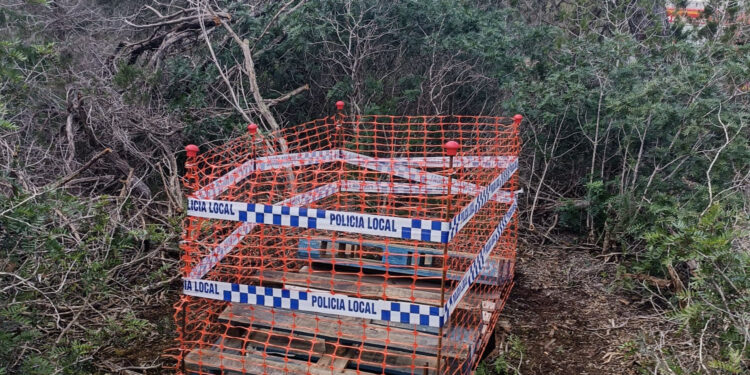 El pozo sellado y precintado ayer por los Bomberos de Formentera.