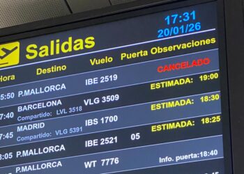 Vuelos cancelados y retrasados, ayer en el aeropuerto de Ibiza.